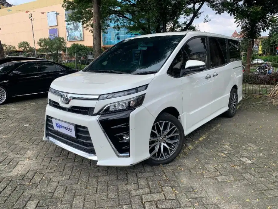 DP MURAH Toyota Voxy 2.0 Bensin-AT 2018 CBYRB