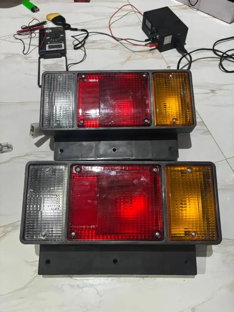 LAMPU STOP BELAKANG ISUZU ELF/GIGA/TRAGA ORIGINAL