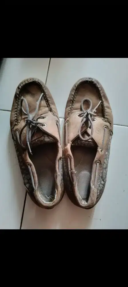Dijual Sepatu casual Spery motif merk ternama size 41.