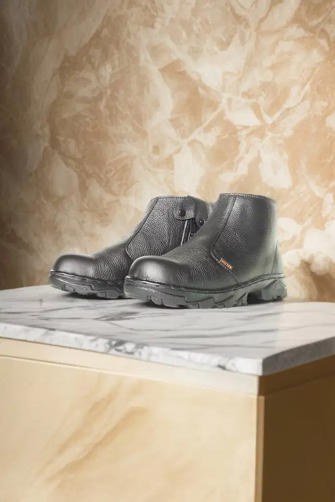 Praktis Safety shoes casual model Bengkulu