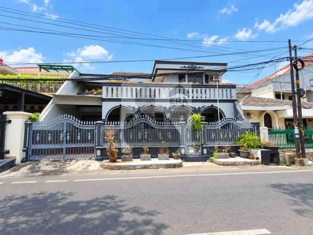 Jual rumah besar dengan 7 Kamar tidur di Rawamangun. Di pinggir jalan, strategis bisa untuk usaha. Nego sampai jadi!!
