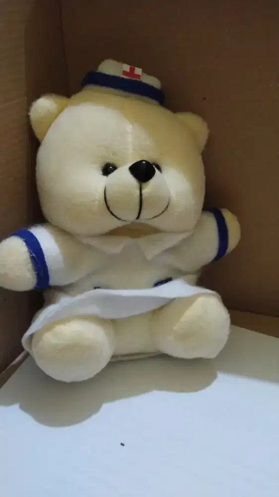 Boneka beruang putih profesi perawat