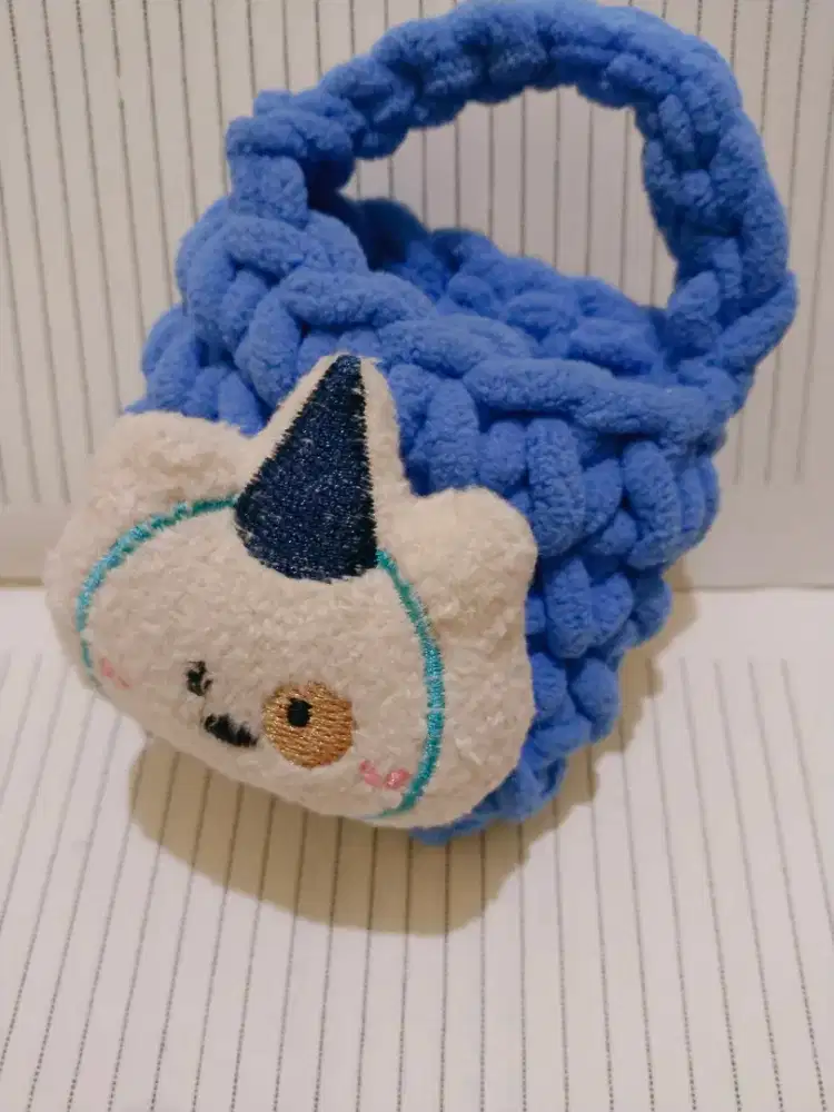 Tas biru mini dengan boneka lucu