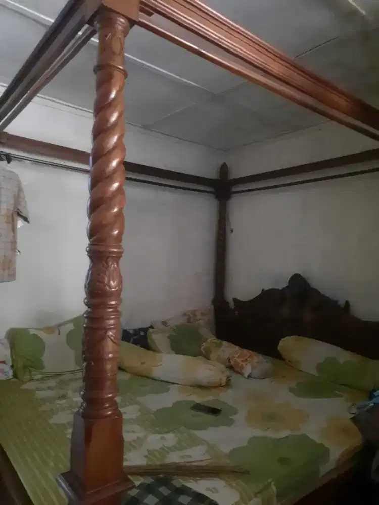 Tempat tidur kayu jati