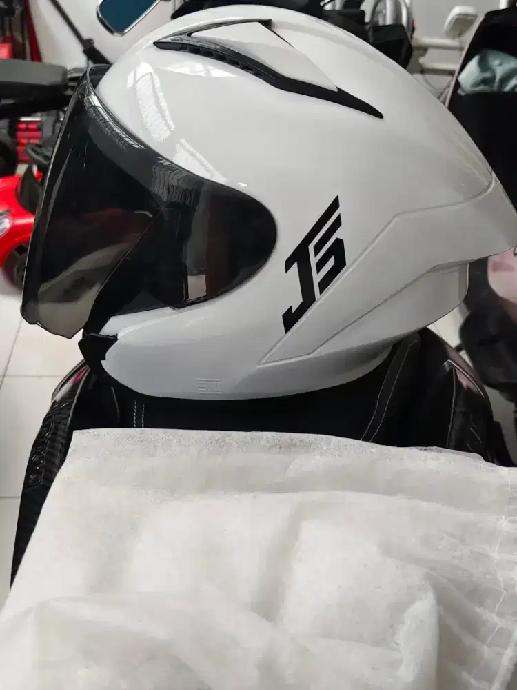 Helm kbr uk L masih baru