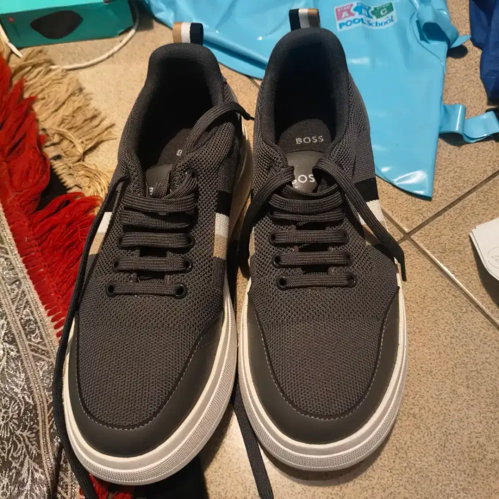Sepatu BOSS baru