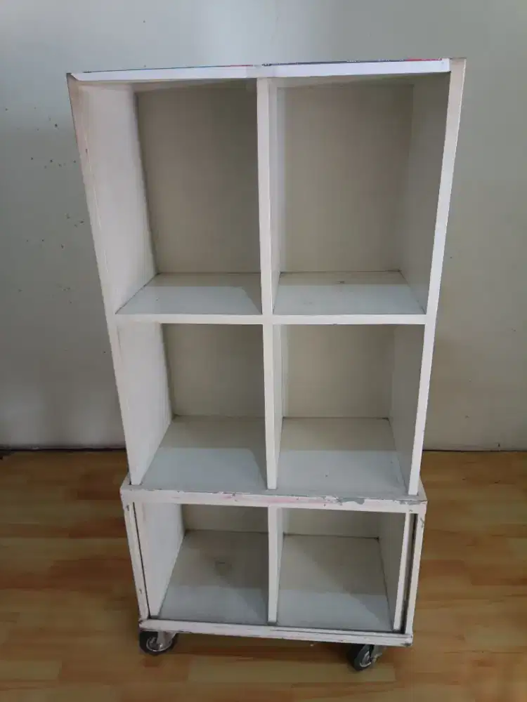 Rak kotak kotak ada roda