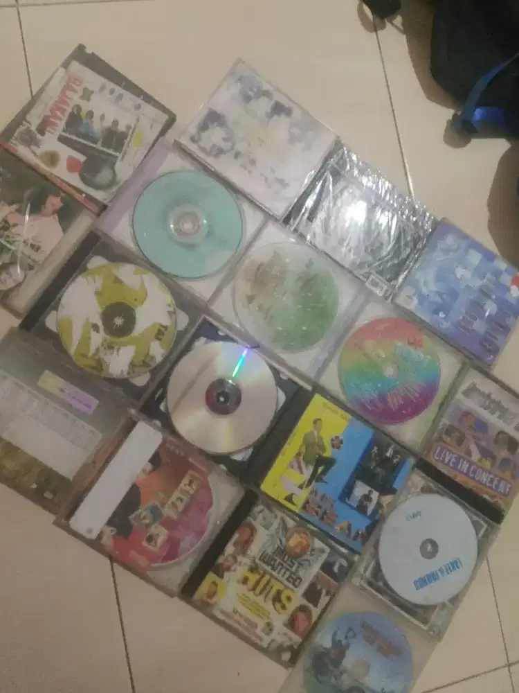 Dapat 15 cd music/ kaset musik bekas