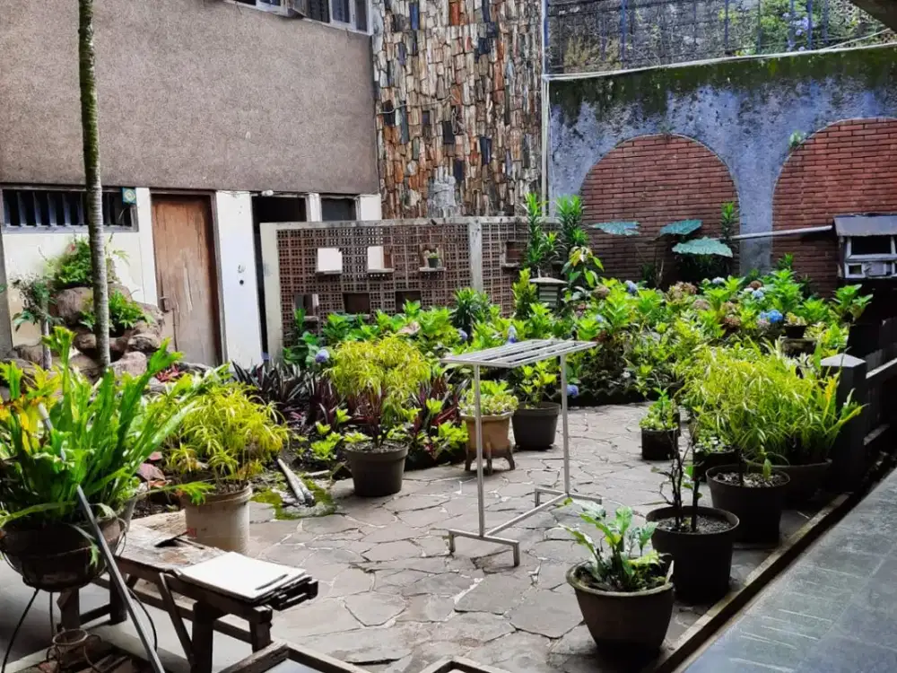 Dijual Rumah Vintage Antik Kokoh Lokasi Emas di Sayap Riau Pusat Kota Bandung