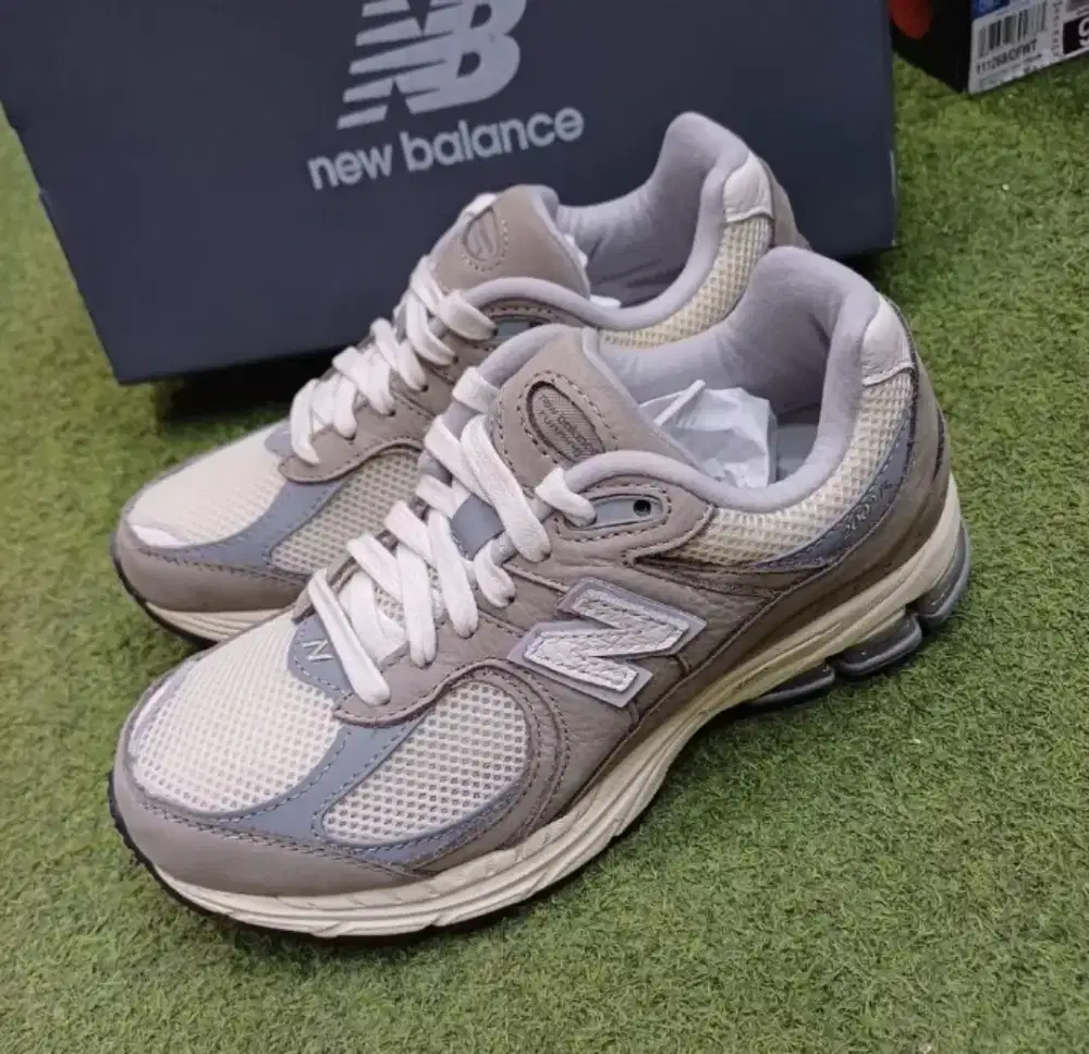 Sepatu NEW BALANCE 2002R Original 100%