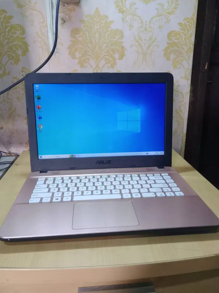 Laptop ASUS X441BA warna rose gold dengan keyboard putih layar Windows