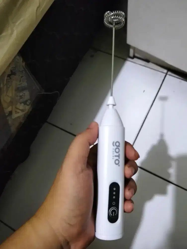 Pengaduk minuman elektrik