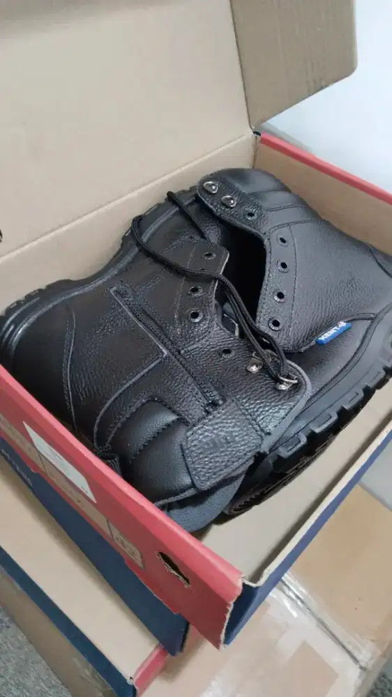 Sepatu PDL SIZE 42 ada 4 dus baru