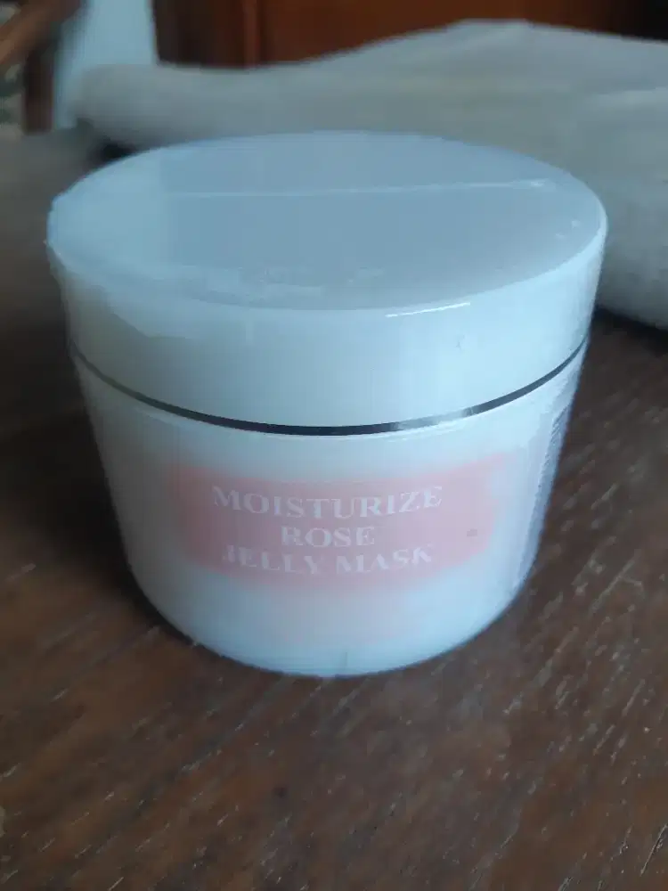 Moisturize Rose Jelly Mask
Masker dengan tekstur jelly