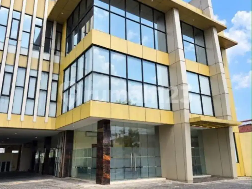 Gedung 3.5 Lantai Pinggir Jalan Raya