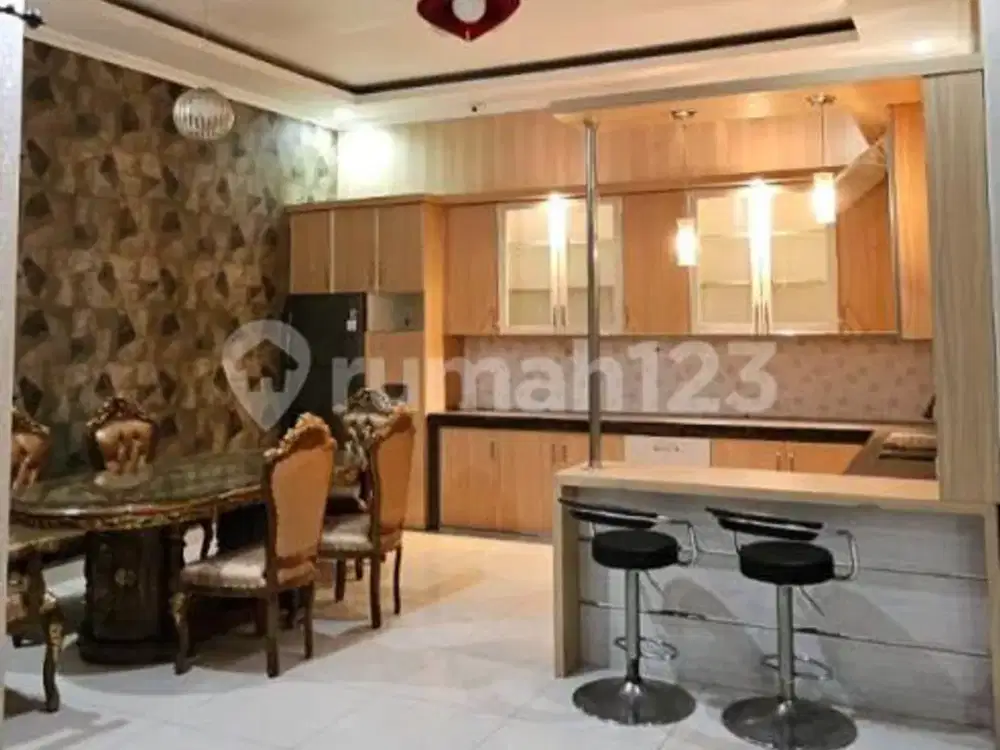 Rumah 2 Lantai Dekat Perbelanjaan