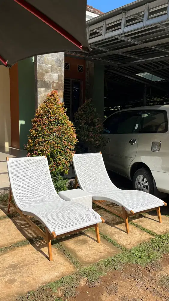 Kursi Lounger Kayu Jati dan Rotan Sintetis