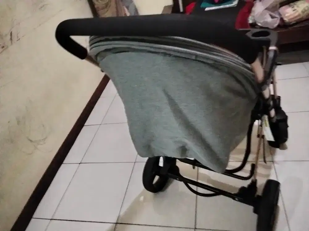 Stoller bayi warna hitam gold