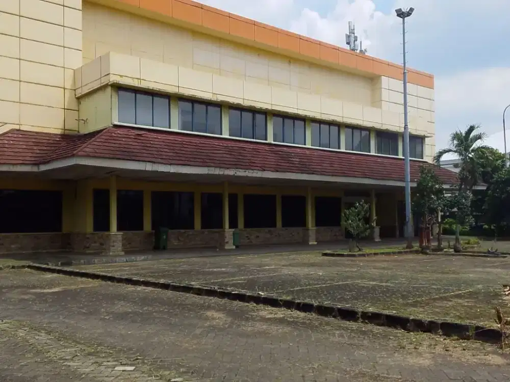 Dijual/Disewakan Gedung Ex Hypermarket LB 6000 mtr di Kawasan Bisnis, Pendidikan dan Akses Stasiun Pasar MInggu Jakarta Selatan
