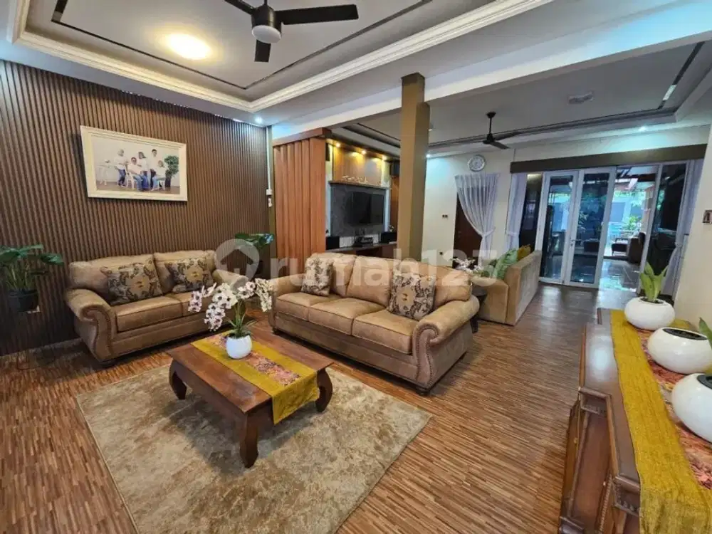 Rumah Mewah dengan Lapangan Olahraga