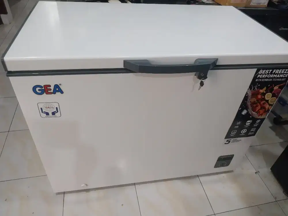 DIJUAL Frezer kondisi mulus