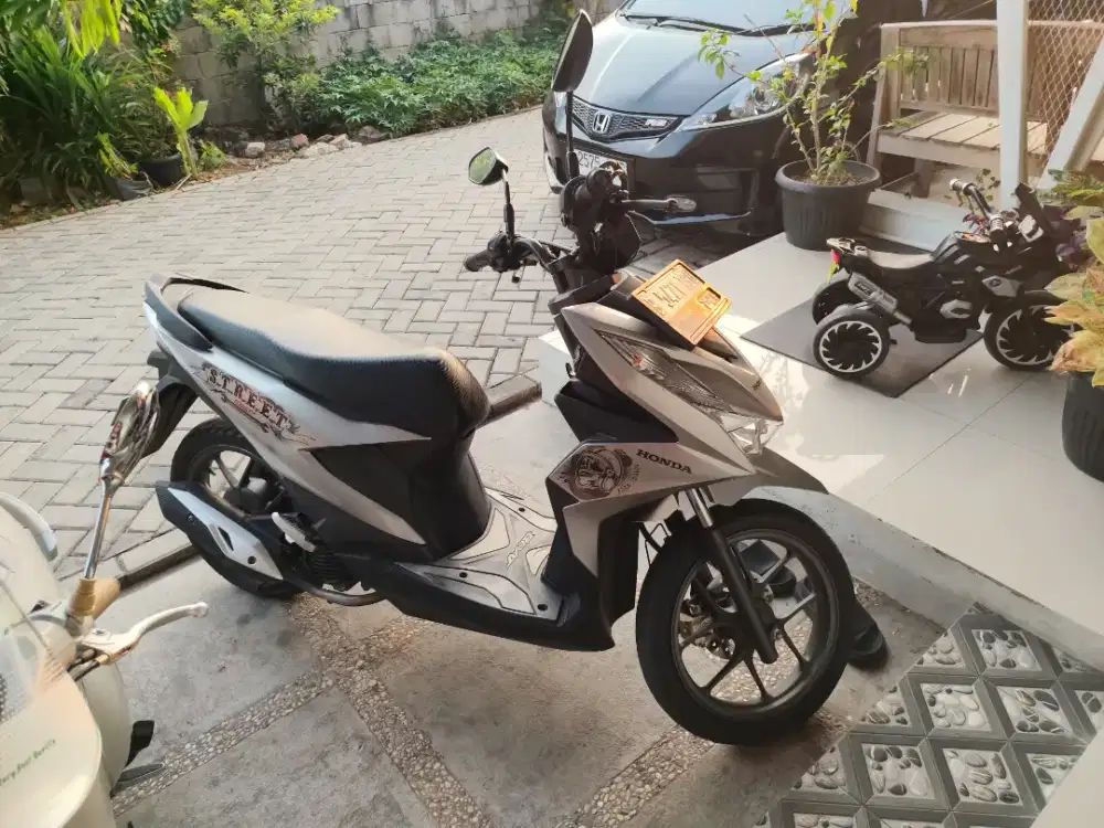 Dijual Honda Beat Street eSP 2023 Silver Abu - KM 36rb Asli - PGM-FI