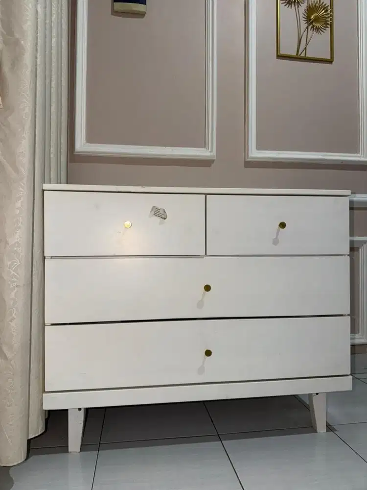 Lemari warna putih little equi