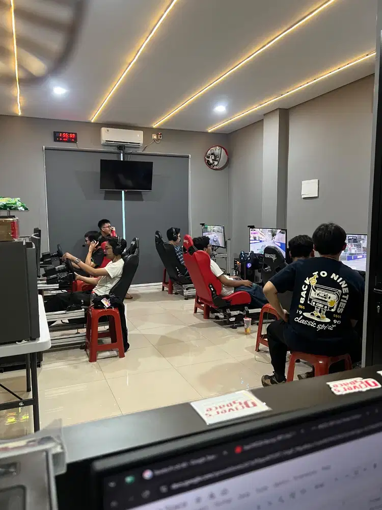 Operator Warnet Sim racing / Driver's Space Racing Simulator