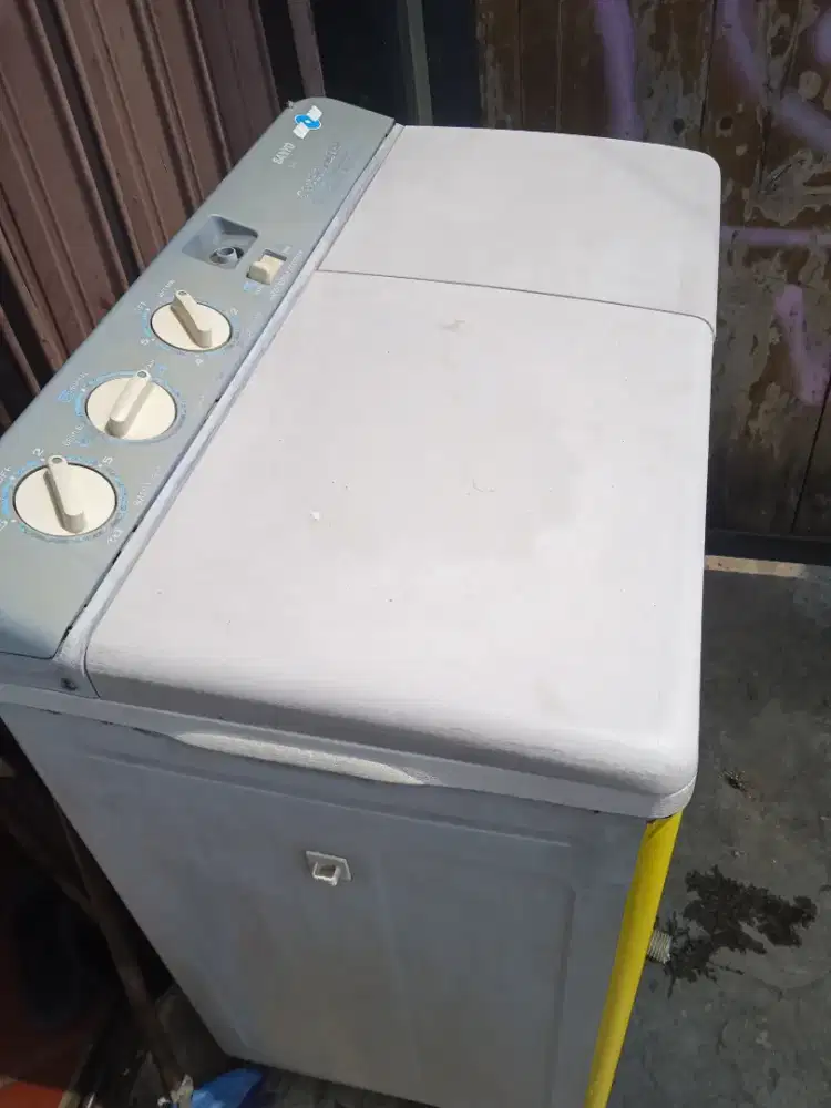 Mesin cuci jadul merk Sanyo normal siap pakai barang rawatan ory
