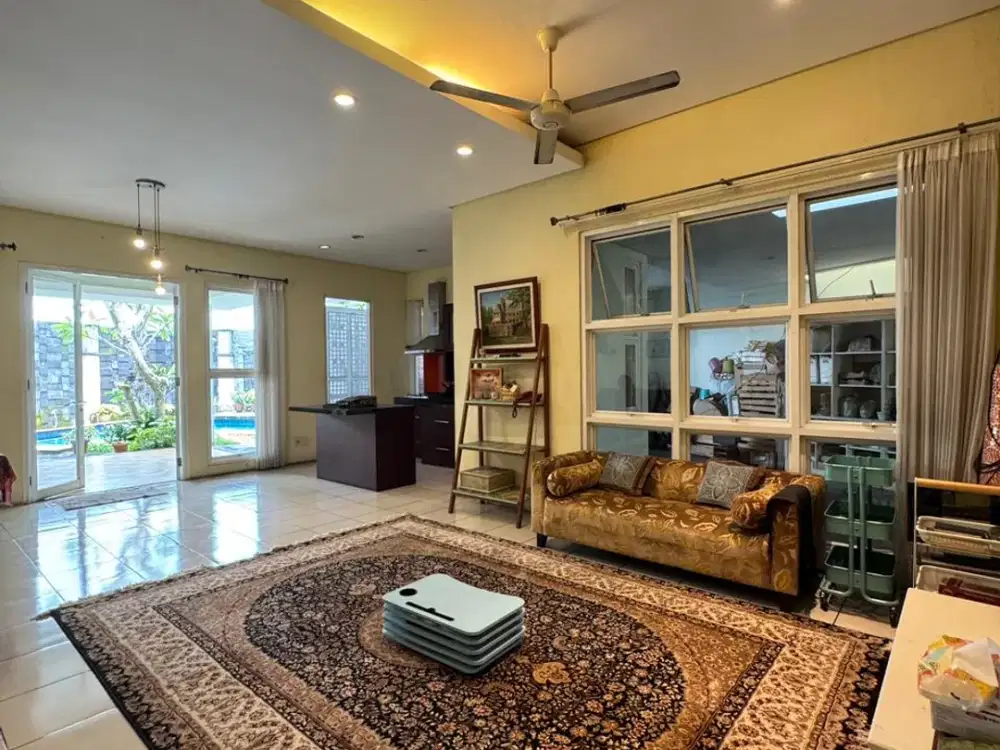 Rumah Luas 350 m2 ada Kolam Renang Harga Nego di Cinere