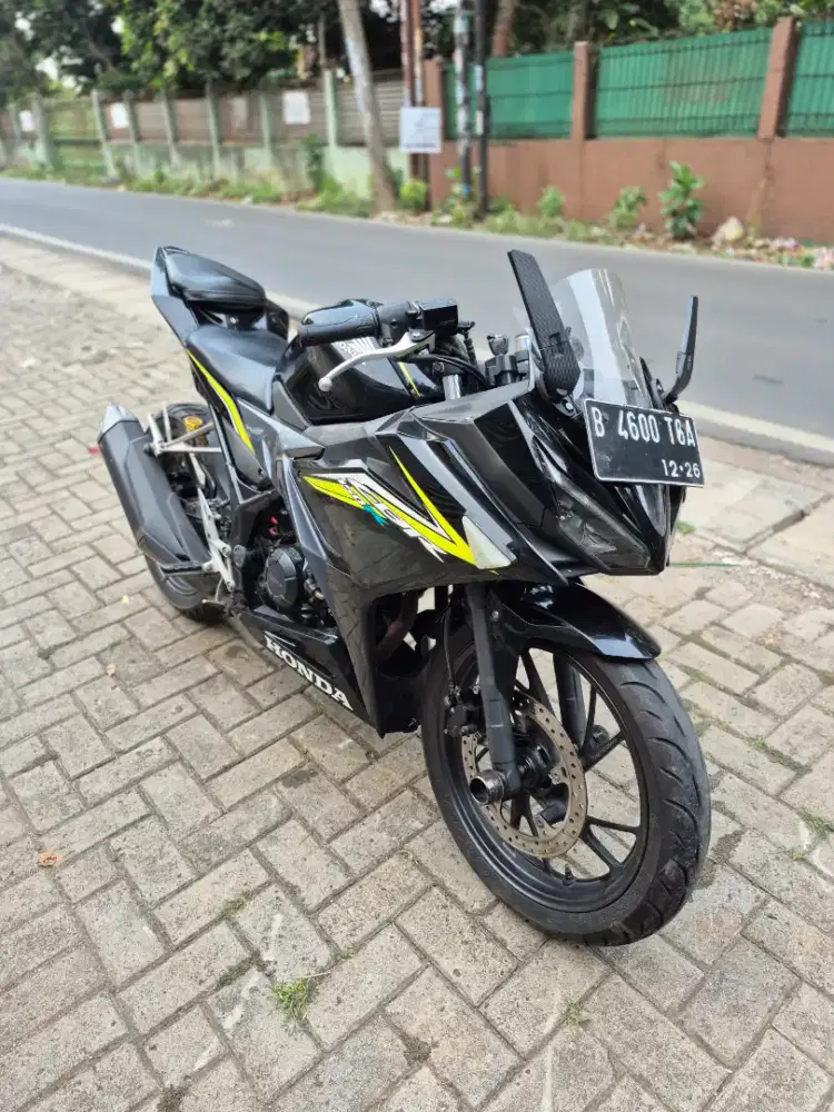 Dijual Honda CBR 150R Facelift tahun 2016 surat lengkap