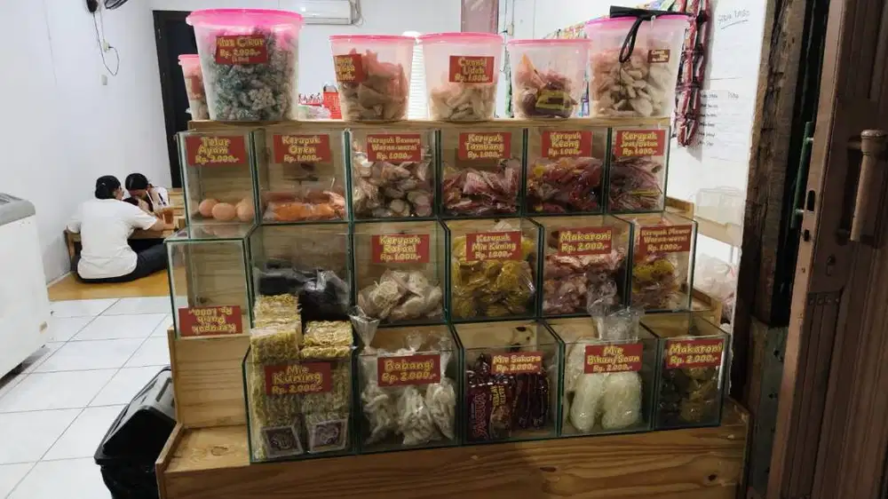 Masak dan Jaga Kios Seblak Prasmanan