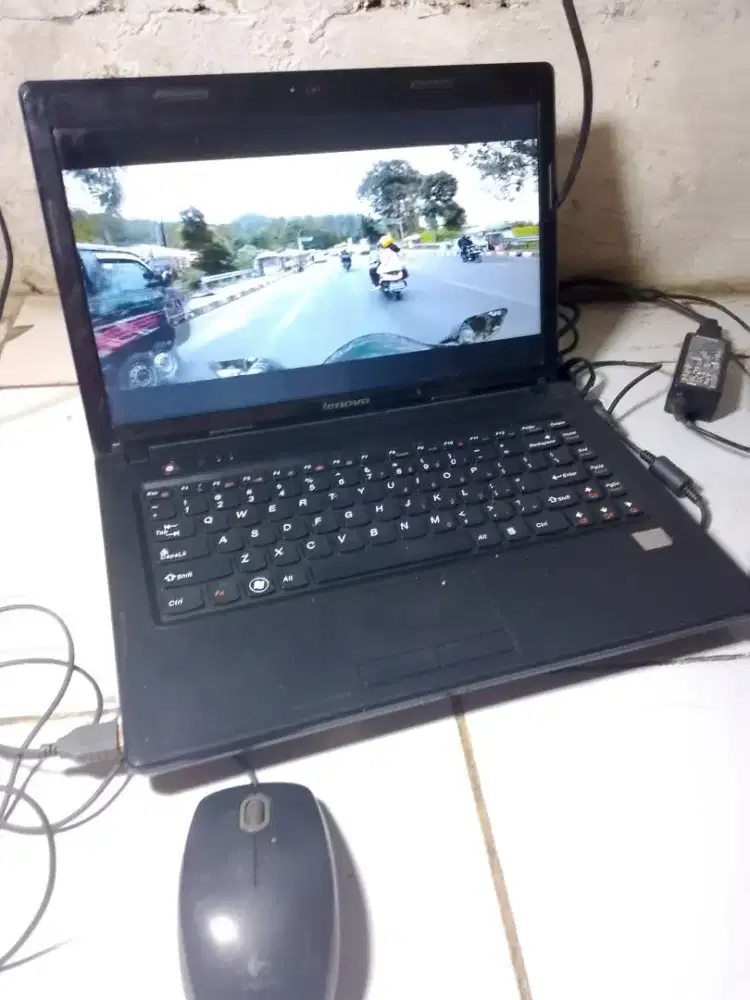Jual laptop Lenovo G475 normal jaya minus batere lemah harus dicas .