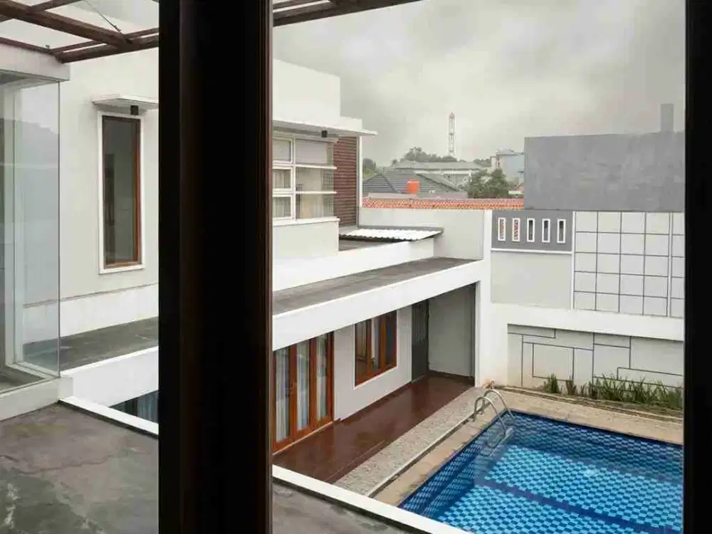 Dijual Rumah Dengan Halaman Luas Bintaro