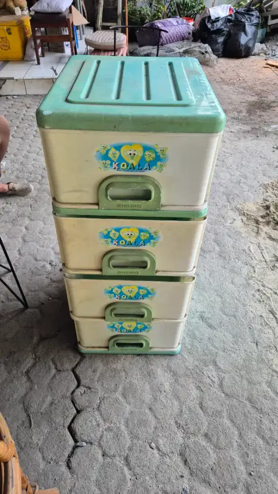 Lemari plastik 4 laci