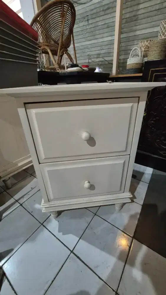 Sepasang nakas kayu, dua laci.