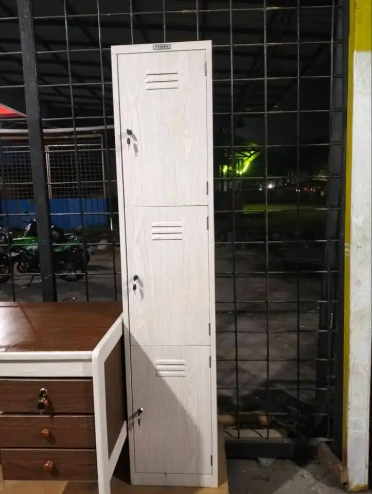Lemari Loker 3 pintu bahan besi plat motif kayu