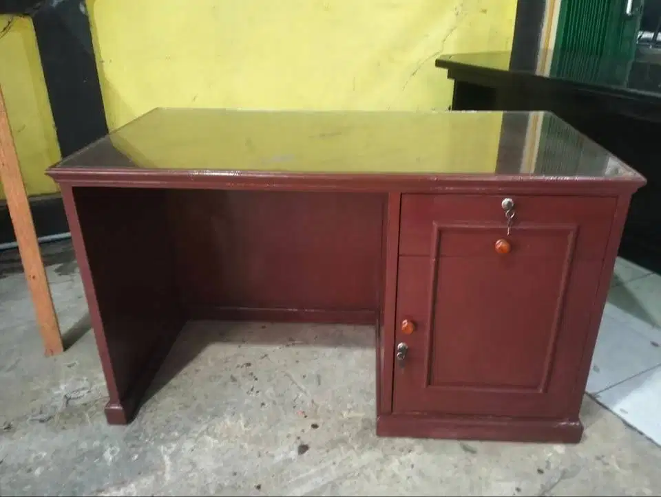 Meja kayu setengah biro
