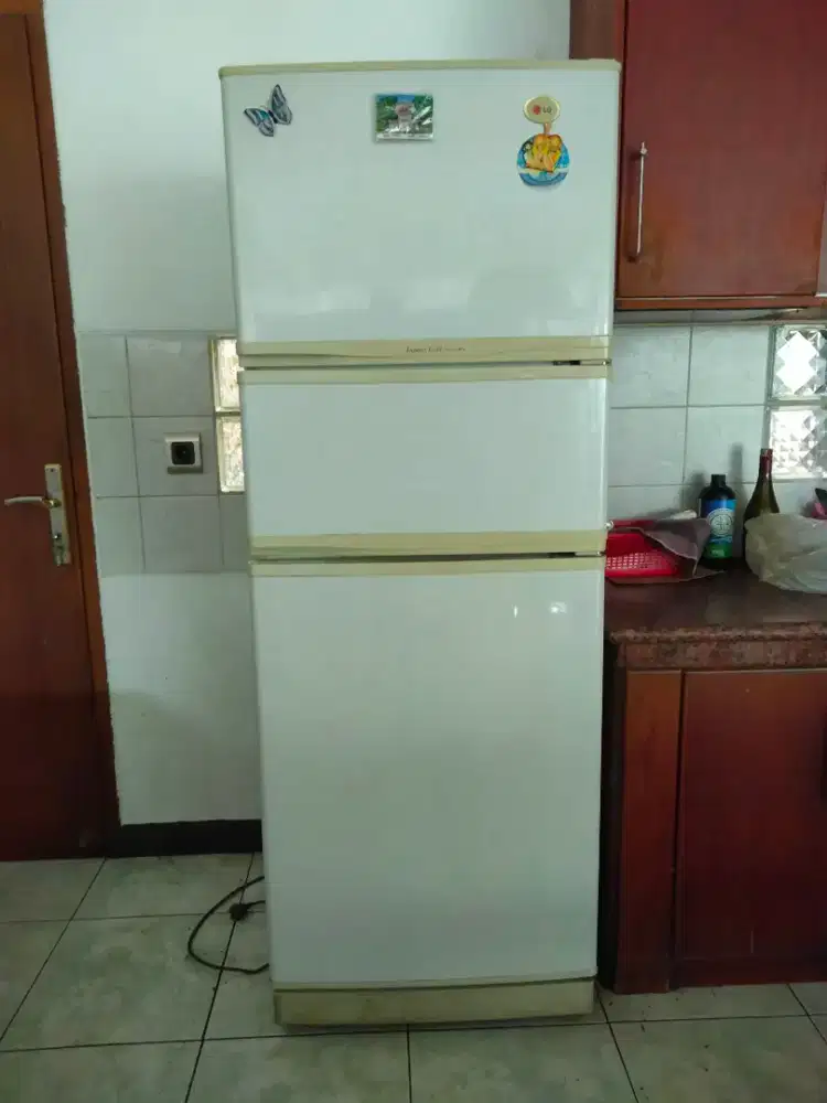 Kulkas 3 pintu merek LG.