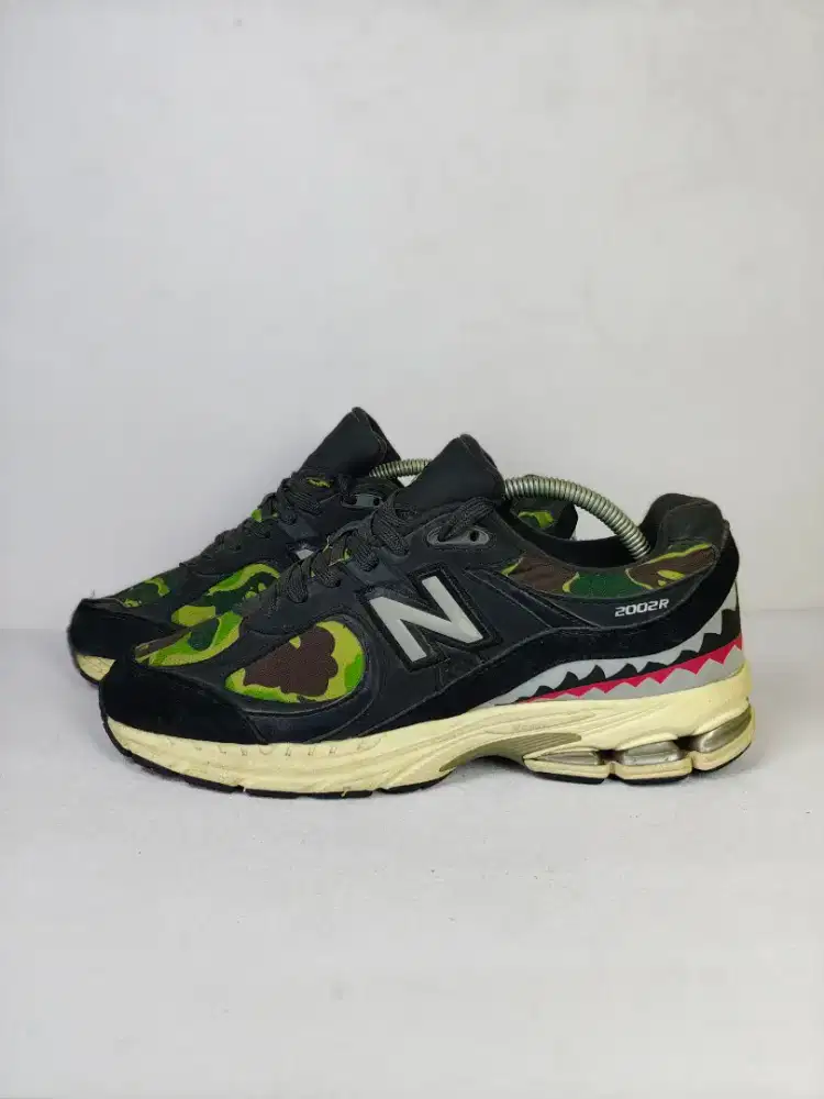 Sepatu running casual New Balance 2002R X BAPE
