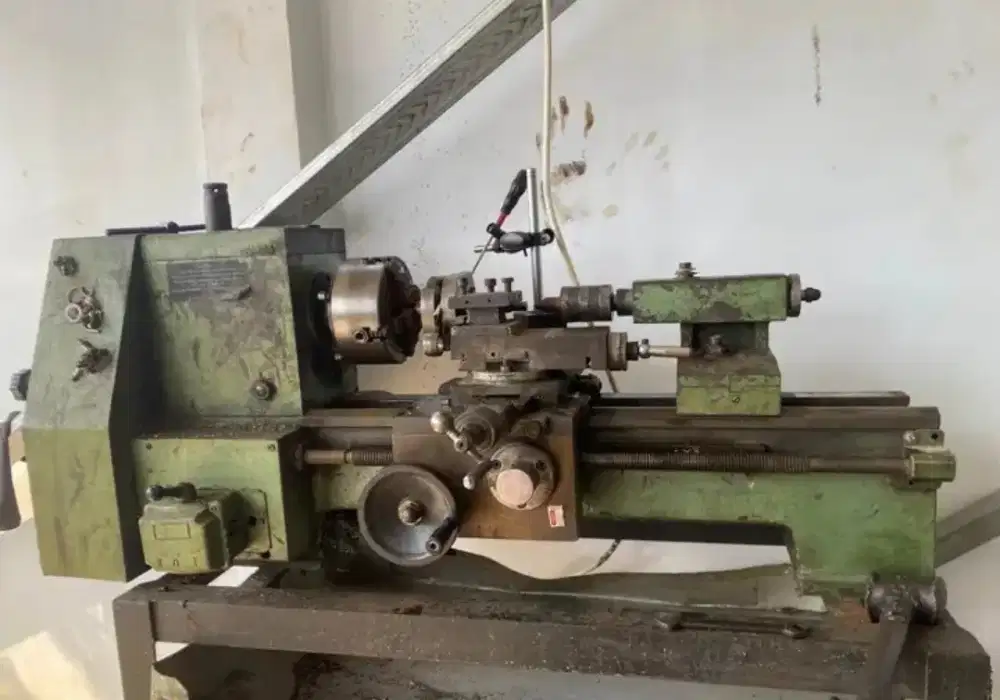 Mesin bubut v20