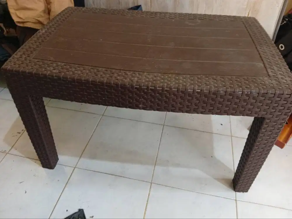 Meja Plastik Premium Model Anyaman Rotan Cokelat – Kokoh & Serbaguna
