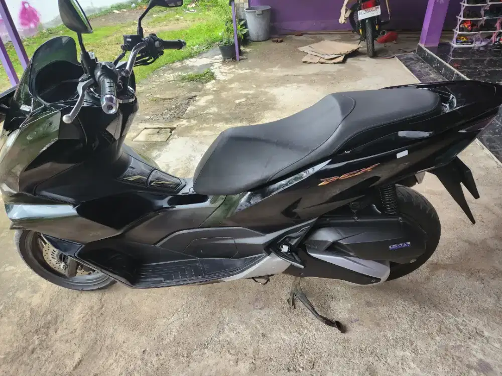 Honda pcx tahun 2022 warna hitam glossy