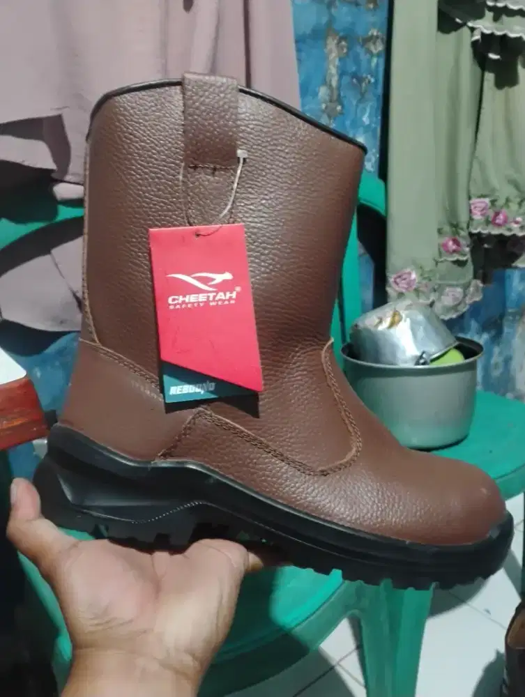 Sepatu safety untuk kerja bangunan