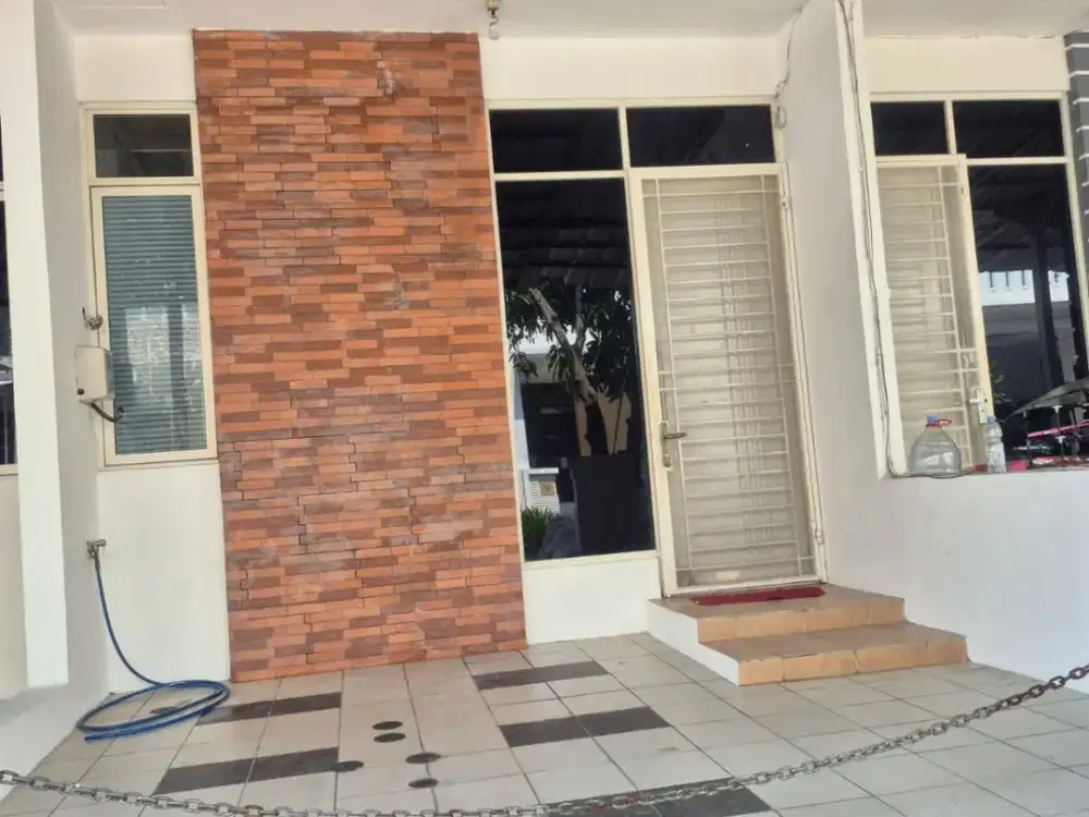 Disewakan Rumah Layar Permai PIK, Uk. 4x12, 2 Lantai, 2+1 KT, 2 AC, Rp 70 Juta/Thn
