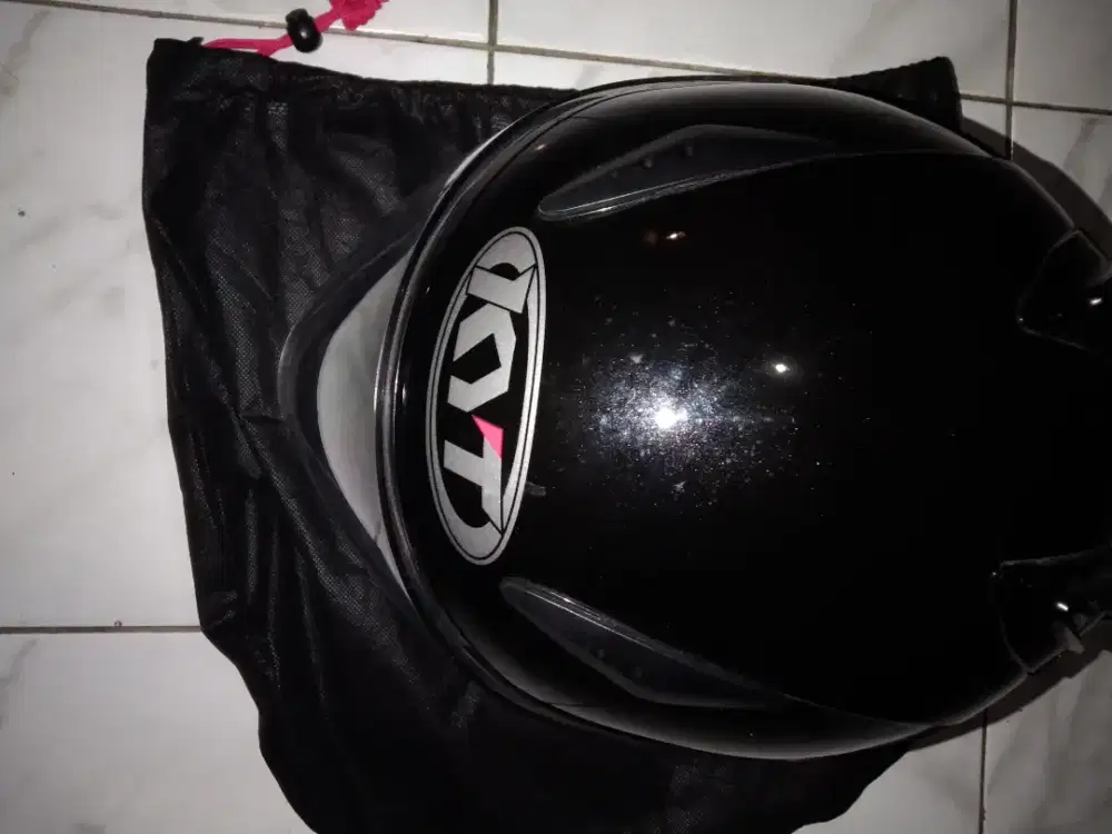 Helm KYT warna hitam
