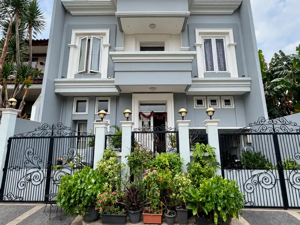 RUMAH MEWAH DALAM KOMPLEK TENANG DEKAT MALL GANDARIA CITY, KEBAYORAN BARU JAKSEL