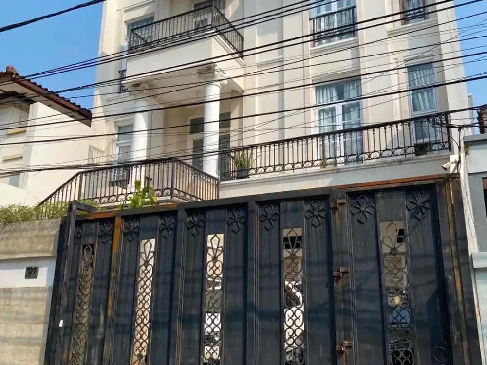 Dijual Rumah Bagus 3 Lantai Ada Rooftop di Jl.mangga Duri Kepa Ada Kolam Renang
