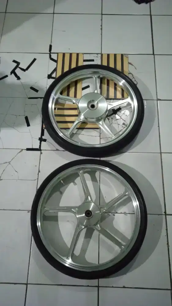 Jual velg racing merk vnd berikut ban merk maxxis victra