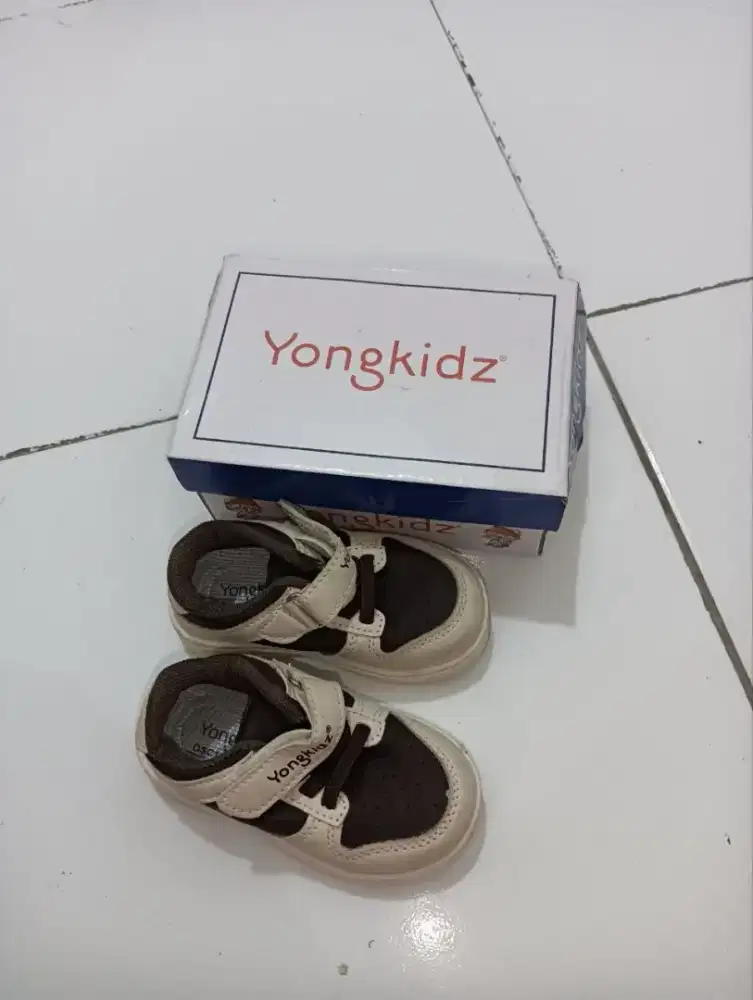 Sepatu anak UK.19